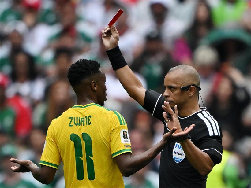 Brasilianischer Schiedsrichter Wilton Sampaio erklärt Platzverweis von Südafrikas Themba Zwane bei Fußballspiel