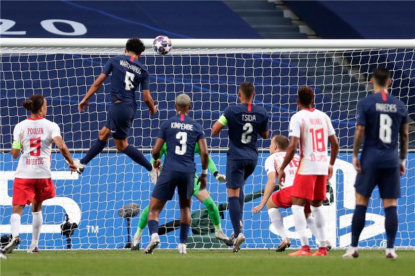 Der brasilianische Verteidiger Marquinhos köpft zum 1:0 für Paris ein
