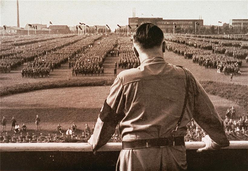 Der braune Führer schaut auf seine aufgegangene braune Saat (Foto: Heinrich Hoffmann, 1933)
