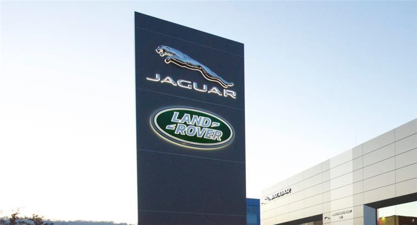 Der britische Autobauer Jaguar Land Rover (JLR) setzt im April seine Lieferungen in die USA aus
