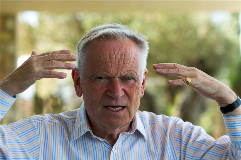 Der britische Autor Jeffrey Archer gestikuliert bei einem Interview. Das Leben des Millionärs ist so spannend wie seine Schmöker. Am 15.04.2020 wird Lord Archer 80 Jahre alt.
