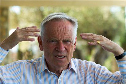 Der britische Autor Jeffrey Archer gestikuliert bei einem Interview. Das Leben des Millionärs ist so spannend wie seine Schmöker. Am 15.04.2020 wird Lord Archer 80 Jahre alt.
