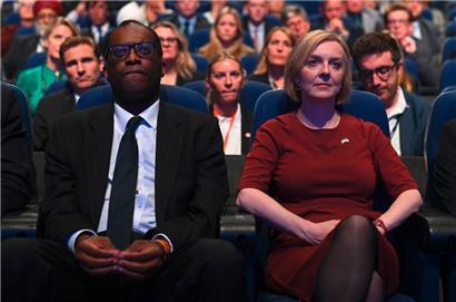 Der britische Finanzminister Kwasi Kwarteng (l.) und Premierministerin Liz Truss beim Parteitag der Torys in Birmingham: Nicht nur in der Opposition mehren sich bereits Rufe nach einem Rücktritt – der beiden
