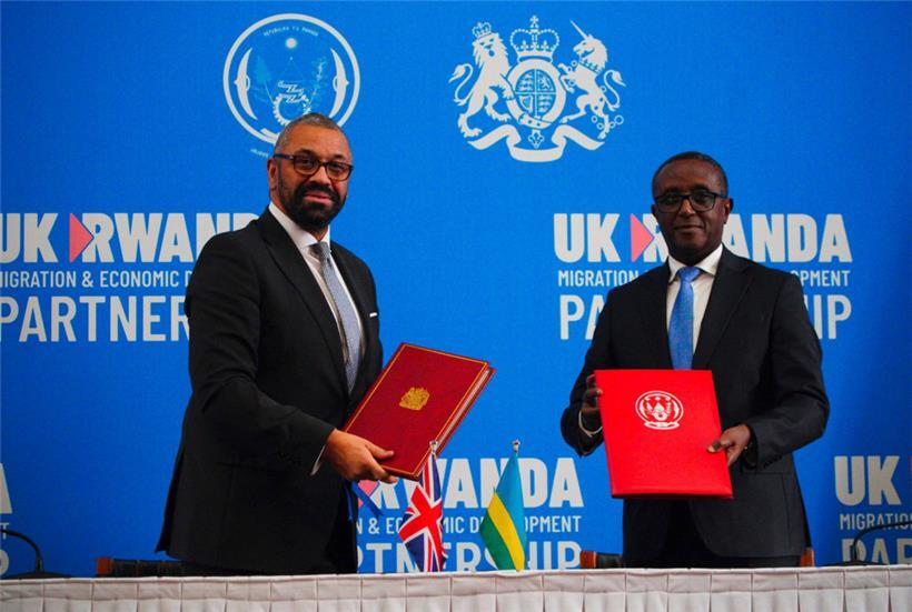 Der britische Innenminister James Cleverly (l.) und Ruandas Außenminister Vincent Biruta haben in Kigali ein neues Abkommen unterzeichnet
