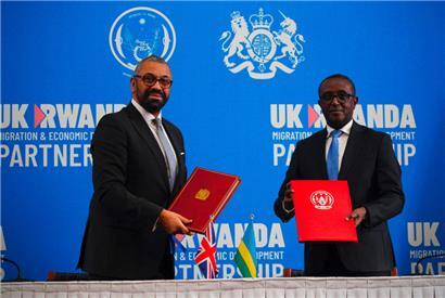 Der britische Innenminister James Cleverly (l.) und Ruandas Außenminister Vincent Biruta haben in Kigali ein neues Abkommen unterzeichnet
