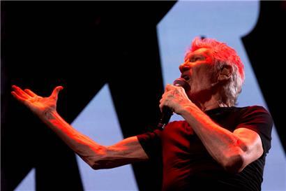 Der britische Musiker und Mitbegründer der Band Pink Floyd Roger Waters bei seinem Auftritt am 3. Mai 2023 auf der Bühne der Accor-Arena in Paris

