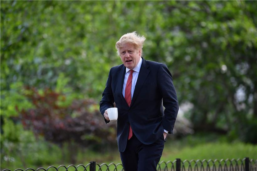 Der britische Premier Boris Johnson geht am Montagmorgen durch den Park spazieren. Körperliche Betätigung im Freien ist ab Montag wieder im Kreis der eigenen Familie möglich.
