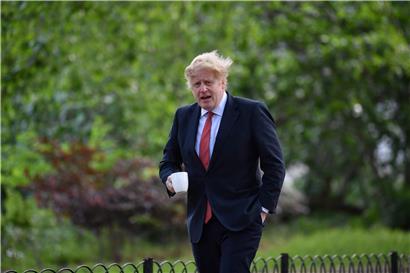 Der britische Premier Boris Johnson geht am Montagmorgen durch den Park spazieren. Körperliche Betätigung im Freien ist ab Montag wieder im Kreis der eigenen Familie möglich.
