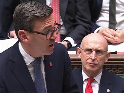 Der britische Premierminister Andy Burnham und sein Schatzkanzler John Healey (r.) im britischen Unterhaus: Mit dem neuen Budget verteilen die beiden kleine Geschenke, bitten aber die Banken zur Kasse