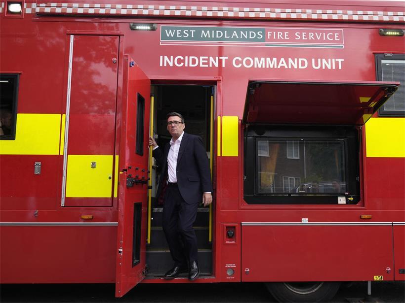 Der britische Premierminister Andy Burnham verlässt die Einsatzleitstelle der Feuerwehr von West Midlands, nachdem er diese während einer Reihe von Waldbränden besucht hatte