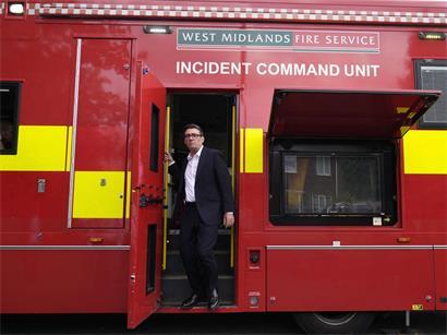 Der britische Premierminister Andy Burnham verlässt die Einsatzleitstelle der Feuerwehr von West Midlands, nachdem er diese während einer Reihe von Waldbränden besucht hatte