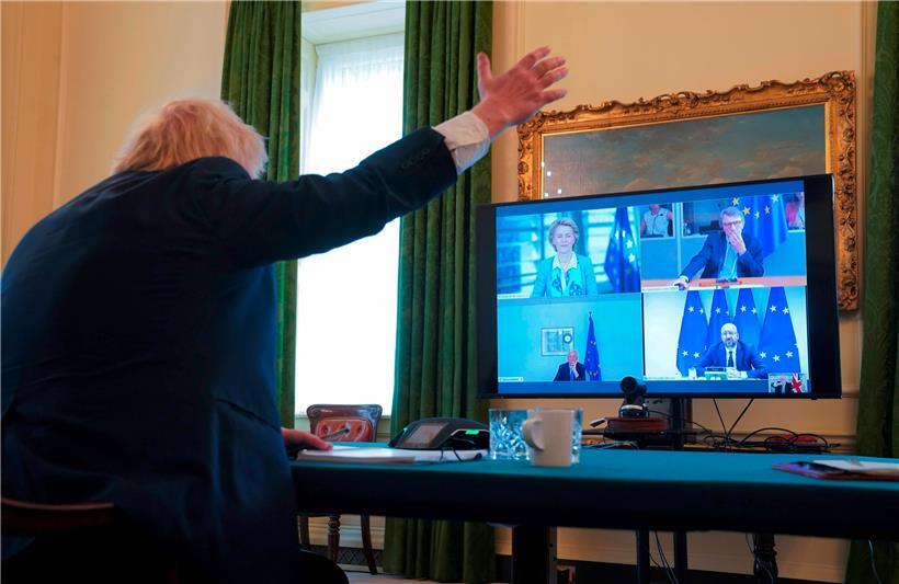 Der britische Premierminister Boris Johnson gestikuliert während des Videogipfels mit den EU-Präsidenten
