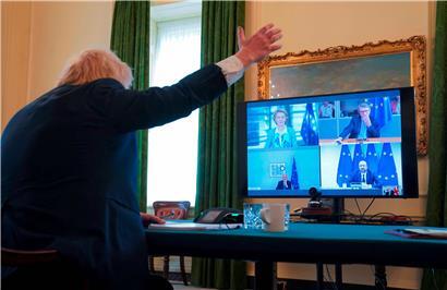 Der britische Premierminister Boris Johnson gestikuliert während des Videogipfels mit den EU-Präsidenten
