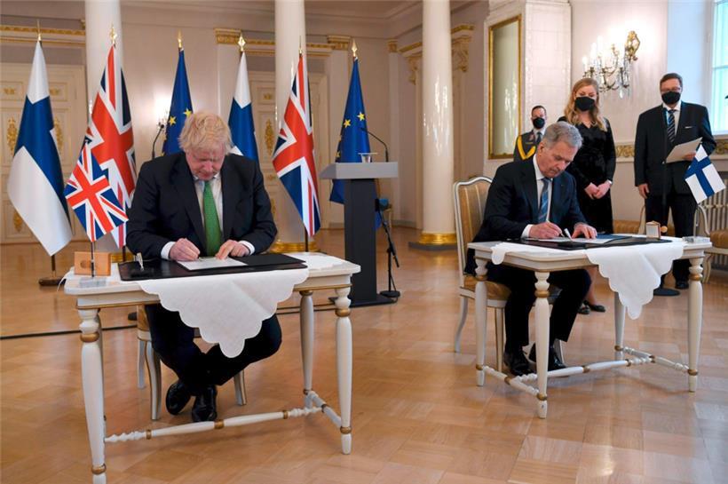 Der britische Premierminister Boris Johnson hat bereits mit dem finnischen Präsidenten Sauli Niinistö (r.) unterzeichnet …
