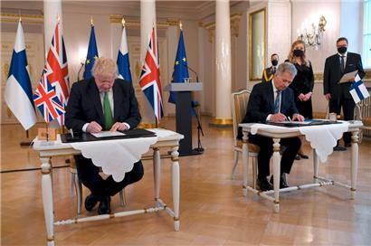 Der britische Premierminister Boris Johnson hat bereits mit dem finnischen Präsidenten Sauli Niinistö (r.) unterzeichnet …
