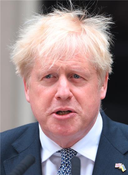 Der britische Premierminister Boris Johnson verliest vor 10 Downing Street eine Erklärung, in der er offiziell seinen Rücktritt als Vorsitzender der Konservativen Partei erklärt
