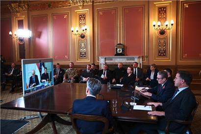 Der britische Premierminister Keir Starmer (2.v.r.) präsidierte am Freitag das Treffen der sogenannten „Koalition der Willigen“, an dem unter anderem der ukrainische Präsident Wolodymyr Selenskyj und NATO-Generalsekretär Mark Rutte teilnahmen 
