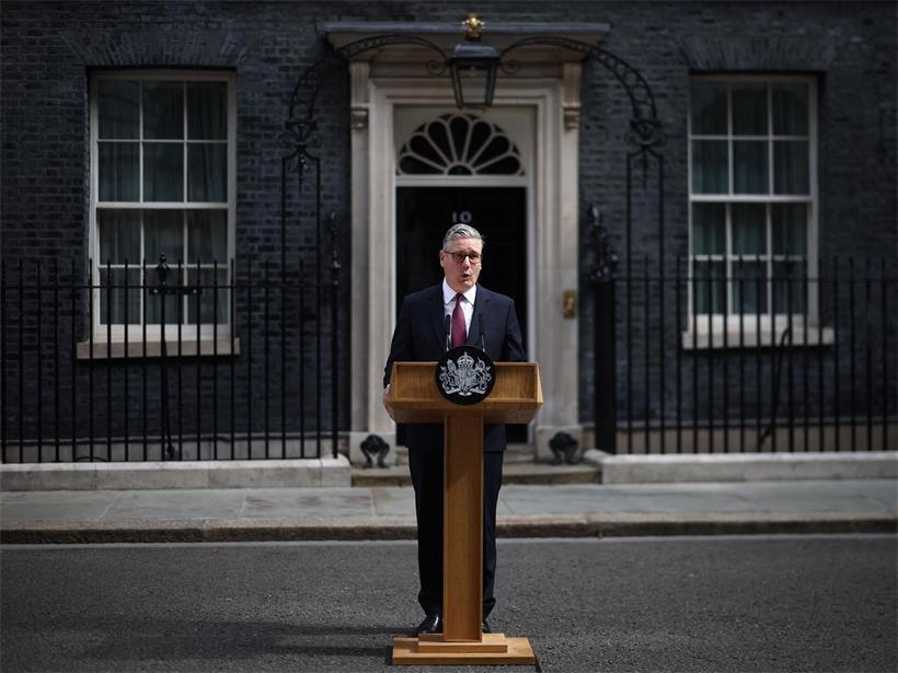 Porträt des britischen Premierministers Keir Starmer in formellem Anzug vor neutralem Hintergrund