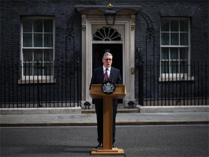 Porträt des britischen Premierministers Keir Starmer in formellem Anzug vor neutralem Hintergrund