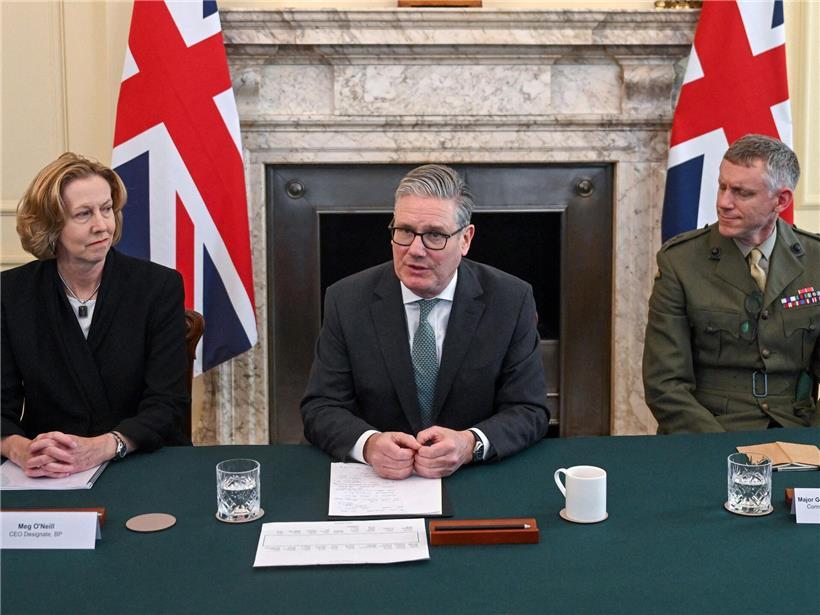 Keir Starmer diskutiert mit BP-Chefin Meg O’Neill und Generalmajor Richard Cantrill Sicherheitsprobleme in der Straße von Hormus