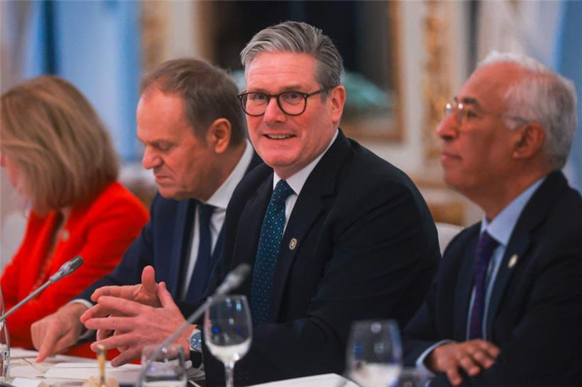 Der britische Premierminister Keir Starmer (M.) war am Montag Gast beim EU-Sondergipfel
