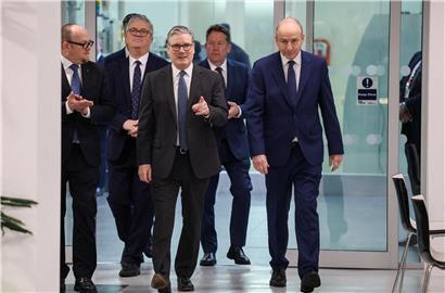 Keir Starmer und Michael Martin besuchen Labor im Tyndall National Institute, Cork, Irland, bei offiziellem Regierungsbesuch.