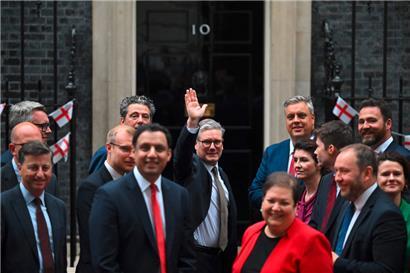 Der britische Premierminister Keir Starmer (Mitte) vor der Downing Street 10 inmitten der neu gewählten schottischen Abgeordneten
