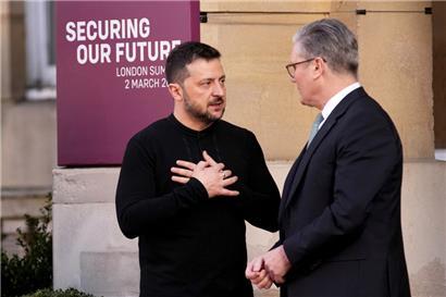 Der britische Premierminister Keir Starmer begrüßt den ukrainischen Präsidenten Wolodymyr Selenskyj am Lancaster House. In London treffen europäischer Staats- und Regierungschefs zu einem Ukraine-Sondergipfel nach dem Eklat im Weißen Haus zusammen
