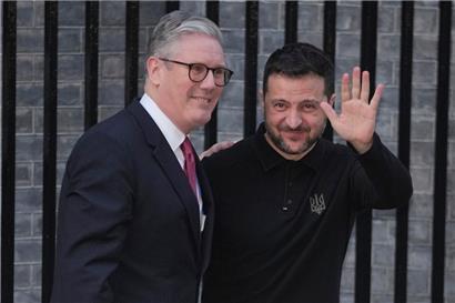 Der britische Premierminister Keir Starmer begrüßt den ukrainischen Präsidenten Wolodymyr Selenskyj vor Downing Street Number 10

