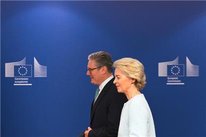 Der britische Premierminister Keir Starmer  – hier mit der EU-Kommissionschefin Ursula von der Leyen – will einen „Neustart“ mit der EU
