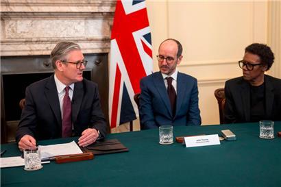 Der britische Premierminister Keir Starmer (l.) diskutierte am Montag unter anderem mit dem Autor Jack Thorne (M.) und Produzenten Jo Johnson in seinem Amtssitz über den TV-Vierteiler „Adolescence“
