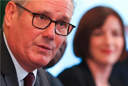Der britische Premierminister Keir Starmer (l.), mit im Hintergrund seiner Bildungsministerin Bridget Phillipson, schafft es nicht, seiner Amtszeit eine reibungslosere Wendung zu verleihen
