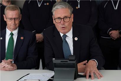 Der britische Premierminister Keir Starmer (r.) telefoniert mit US-Präsident Trump in einer Autofabrik in den West Midlands. Die USA und Großbritannien haben sich laut Trump auf einen Handelspakt geeinigt.
