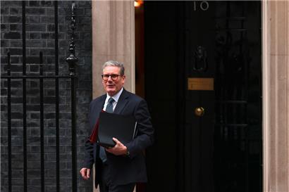 Der britische Premierminister Keir Starmer verlässt 10 Downing Street 
