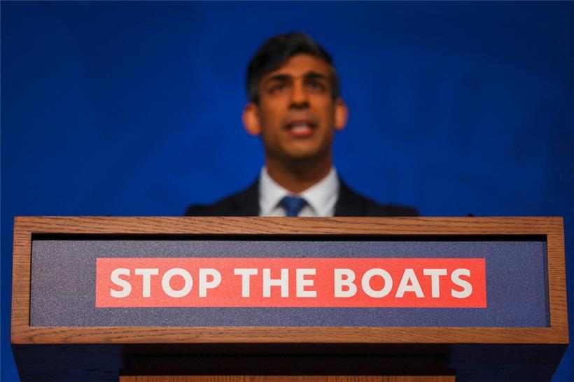 Der britische Premierminister Rishi Sunak glaubt tatsächlich, mit seiner Deportationspolitik irreguläre Migranten von der Einreise nach Großbritannien abzuhalten
