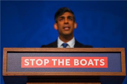 Der britische Premierminister Rishi Sunak glaubt tatsächlich, mit seiner Deportationspolitik irreguläre Migranten von der Einreise nach Großbritannien abzuhalten
