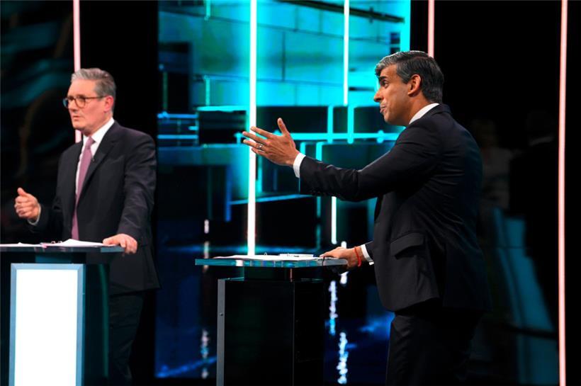 Der britische Premierminister Rishi Sunak (r) und der Vorsitzende der Labour-Partei, Sir Keir Starmer, während der ITV-Debatte zu den Parlamentswahlen
