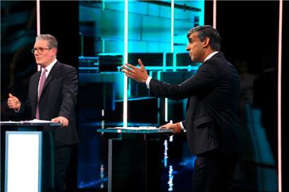 Der britische Premierminister Rishi Sunak (r) und der Vorsitzende der Labour-Partei, Sir Keir Starmer, während der ITV-Debatte zu den Parlamentswahlen

