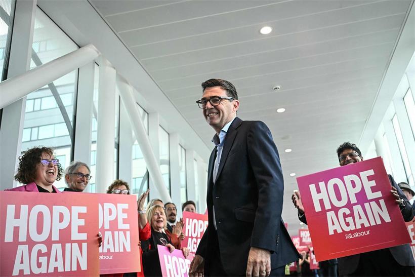 Der britische Premierminister und Labour-Chef Andy Burnham wird von den Parteitagsdelegierten in Liverpool empfangen