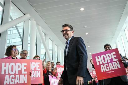 Der britische Premierminister und Labour-Chef Andy Burnham wird von den Parteitagsdelegierten in Liverpool empfangen