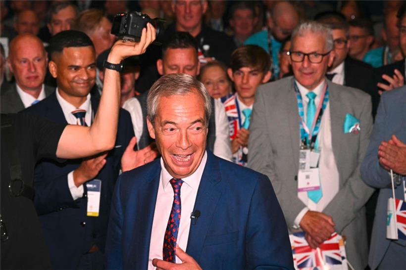 Der britische „Reform“-Leader Nigel Farage wusste die Kabinettsumbildung geschickt für seine Inszenierung zu nutzen
