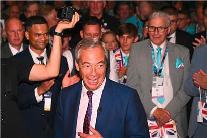 Der britische „Reform“-Leader Nigel Farage wusste die Kabinettsumbildung geschickt für seine Inszenierung zu nutzen
