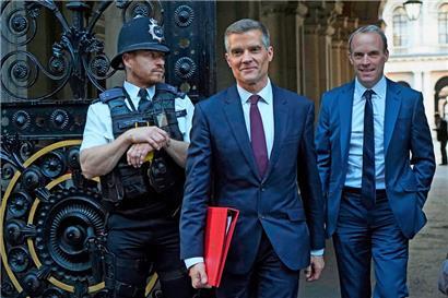 Der britische Verkehrsminister Mark Harper (M.) konnte am Donnerstag, nach einem Gespräch mit der Eisenbahnergewerkschaft RMT, einen Streik am heutigen Samstag nicht verhindern (Bild vom Oktober)
