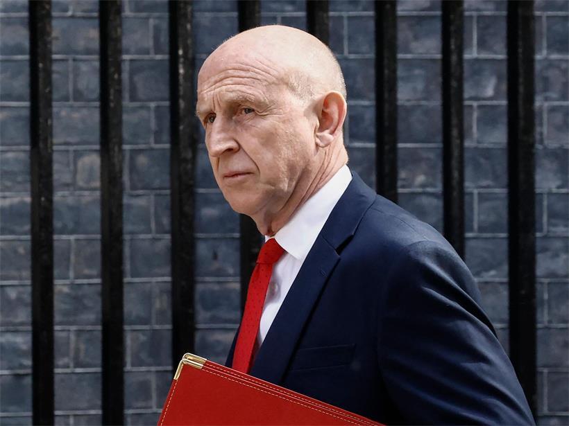 John Healey, britischer Verteidigungsminister, trifft vor dem Eingang der Downing Street in London ein