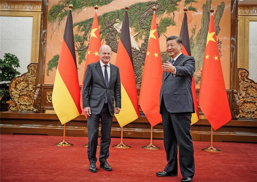 Der chinesische Präsident Xi Jinping empfängt seinen Gast aus Deutschland, Bundeskanzler Olaf Scholz, in der Osthalle der Großen Halle des Volkes
