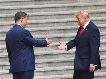 Chinesischer Präsident Xi Jinping begrüßt US-Präsident Donald Trump bei Willkommenszeremonie an der Großen Halle des Volkes