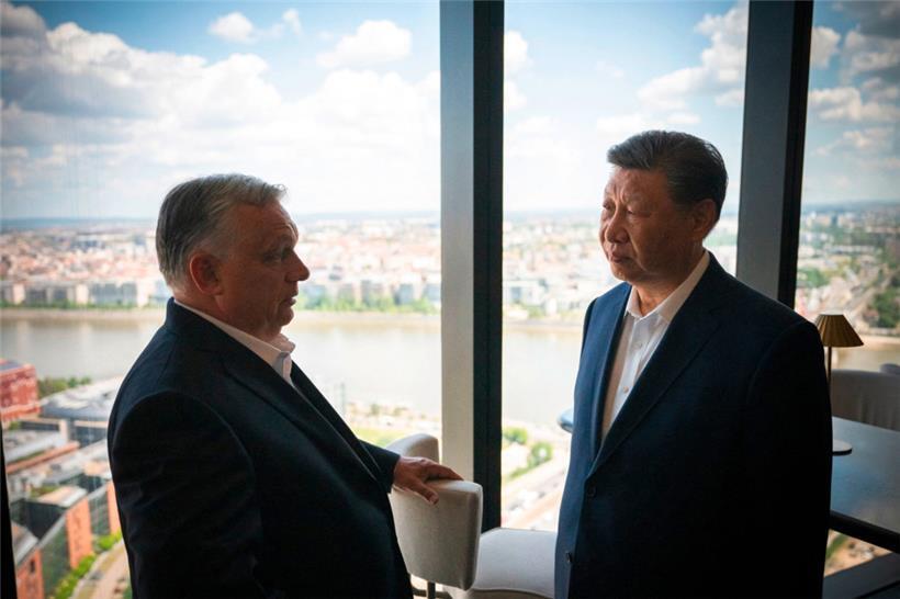 Der chinesische Präsident Xi Jinping mit dem ungarischen Ministerpräsidenten Viktor Orbán 
