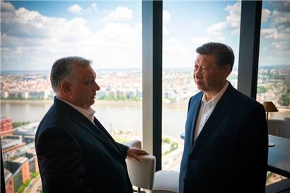 Der chinesische Präsident Xi Jinping mit dem ungarischen Ministerpräsidenten Viktor Orbán 
