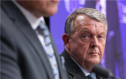 Der dänische Außenminister und amtierende EU-Ratsvorsitzende Lokke Rasmussen berichtet am Montag von einer großen Einigkeit unter den 27, was das Vorgehen der EU-Kommission im Zollstreit mit den USA anbelangt
