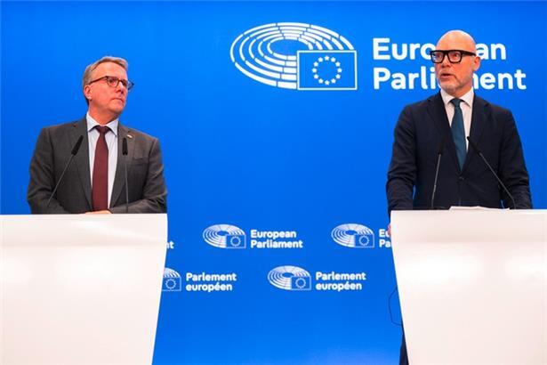 Der dänische EU-Ratsvorsitzende und Industrieminister Morten Bodskov (l.) und der EVP-Abgeordnete und Berichterstatter Jörgen Warborn stellten am Dienstag die Einigung zwischen Rat und Parlament vor
